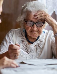 Rentnerin hilfsbedürftig (Foto: AdobeStock - pikselstock)