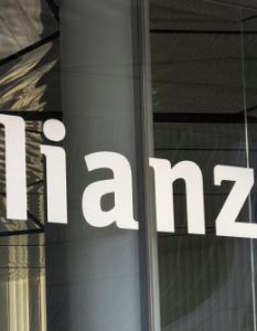 Allianz RiesterRente InvestGarantie: Gericht bemängelt Allianz-Treuhänderklausel im (Foto: AdobeStock - Arcansel)
