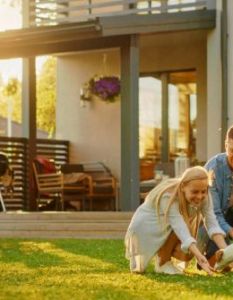 Staatliche Unterstützung für Familien bei Neubauten ab Sommer 2023 (Foto: AdobeStock - Gorodenkoff 392252267)