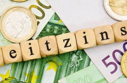 Zinspolitik verschärft: Leitzins steigt, doch Sparkassen und Banken bieten weiterhin minimale (Foto: AdobeStock - 77389716 Marco2811)