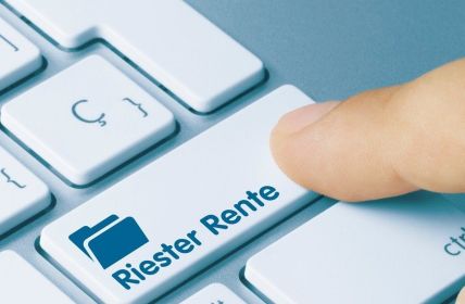 Gericht erklärt Rentenkürzung bei Riester-Verträgen für (Foto: AdobeStock - momius 168735511)