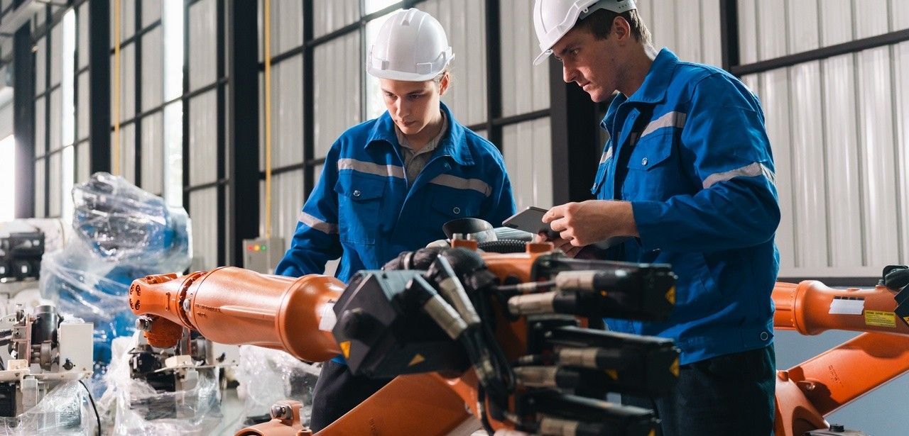 Beschäftigtenzahl im Verarbeitenden Gewerbe sinkt um 177.000 bis (Foto: AdobeStock - chokniti - 2009367260)